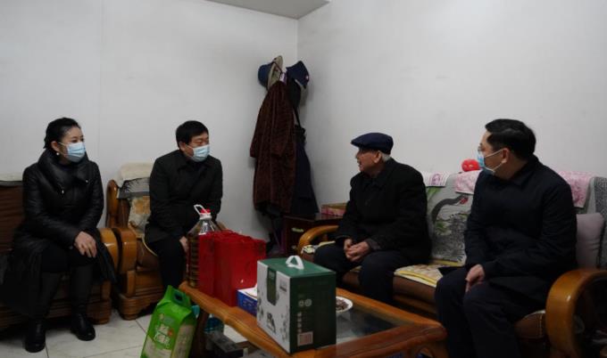 省国资委党委委员、副主任任兴文春节前夕带队走访慰问尊龙凯时集团老党员