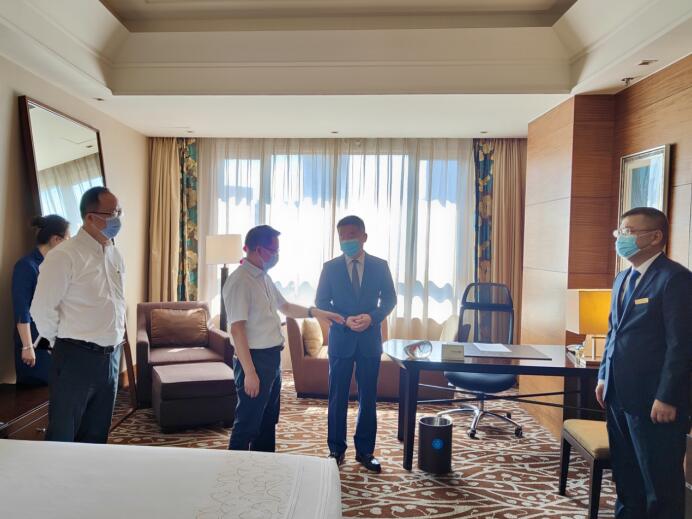 集团党委委员、董事郑贵林检查指导酒店疫情防控和防汛工作