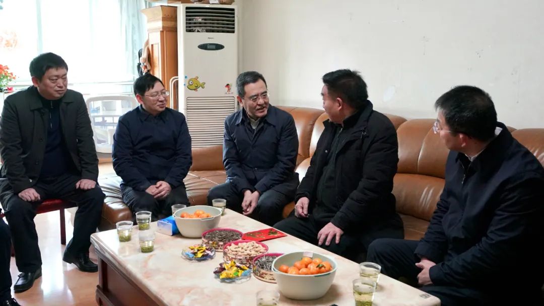 省国资委党委书记、主任冯文生等领导走访慰问省尊龙凯时集团老党员、老干部